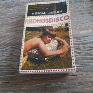 Radhusdisco, Morgan Larsson - Radhusdisco är en varm och humoristisk roman om att växa upp, vänskap, kärlek och pinsamma tonårshändelser. Perfekt för dig som gillar nostalgi, roliga karaktärer och att känna igen dig i vardagens små och stora äventyr.
