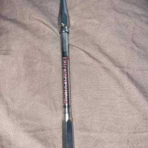 Benefit Precisely, My Brow Pencil - Köpte nyligen denna ögonbryns penna fast i fel färg. Färgen är i nr 5 warm black Brown och är endast testad 