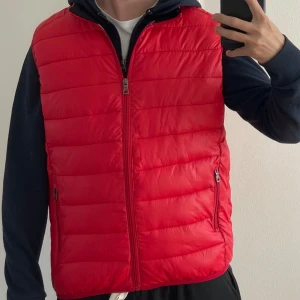 Väst röd - Röd väst. Storlek S. 