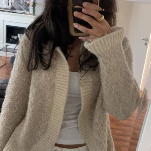 Zara stickad kofta  - Storlek M. Passar på mig som brukar bära xs-s