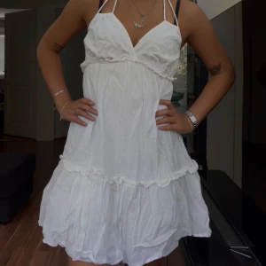 Vit puffig klänning  - Vit puffig klänning från H&M i stl xs. Legat längst in i garderoben och blivit skrynklig så ska såklart tvättas innan postning😭❤️nypris var 350kr. Säljer även samma modell i svart(annan annons)