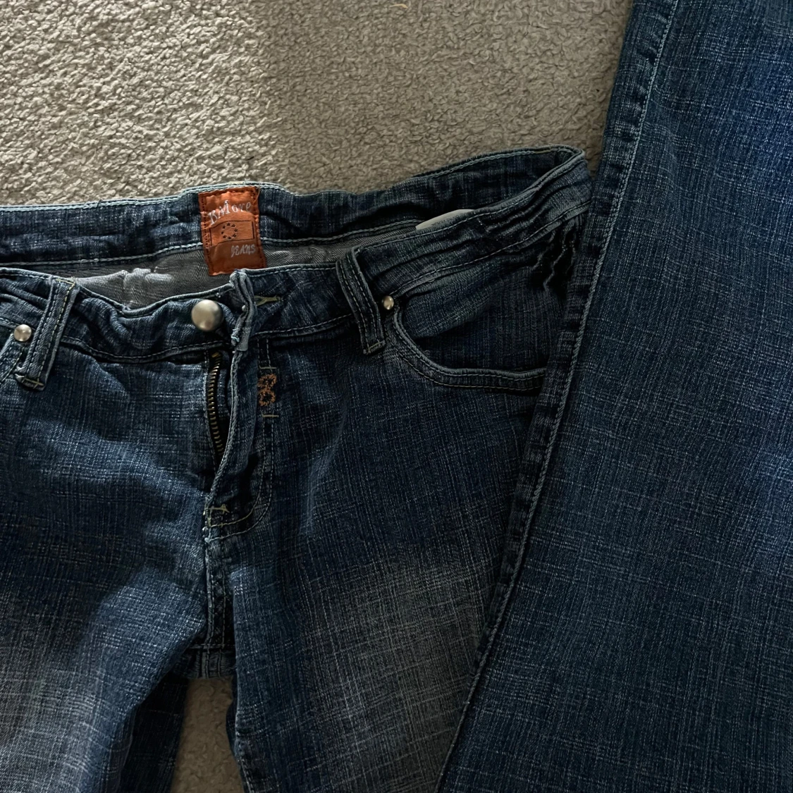 Mörkblå lowwaist jeans från Before Jeans - 1