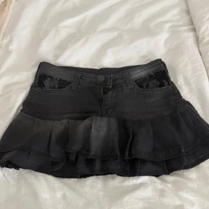Svart jeanskjol med volang - Supersnygg svart jeanskjol med volangkant, vet ej storlek men känns som XS-S 