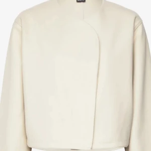 Beige höstkappa  - Säljer min beiga höstkappa från Gina Tricot  i storlek M🌸🌸