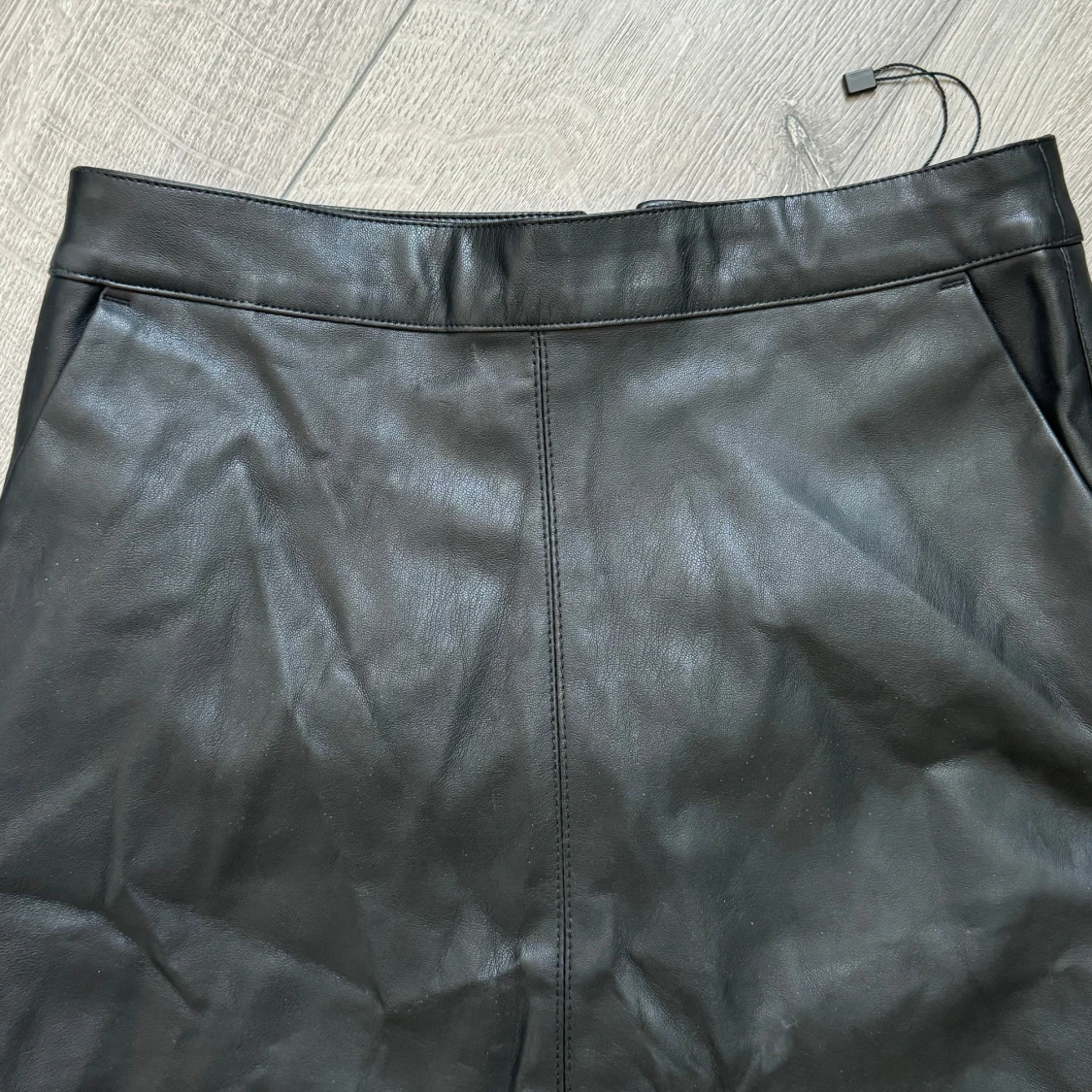 Svart skinnkjol med dragkedja - 1