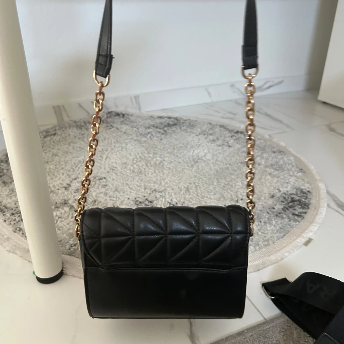 Svart quiltad axelväska från MNG - 1