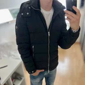 J.lindeberg Jacka - Bra skick, inga defekter men använd! Storlek L passar dig som är mellan 180-190cm. Nypris ca 3500krkr. Modellen är 185 cm, 79 kg. Passar bra nu till sen sommar/höst. Skriv för mer information!🤝