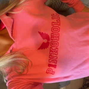 Rosa hoodie Victoria’s Secret  - Säljer en rosa hoodie från Victoria’s Secret med trycket ”pinkoholic”. Jättefin passform och har även satin i luvan så den inte förstör håret!