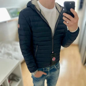Colmar Jacka  - Accetabelt skick, dragtoppen har lossnat och det finns ett litet hål, annars bra skick. Storlek 48/S passar dig som är mellan 175-185cm. Nypris ca 3500kr. Modellen är 185 cm, 79 kg. Tags medföljer tyvärr inte. Passar bra nu till sen sommar/höst. Skriv för mer information!🤝