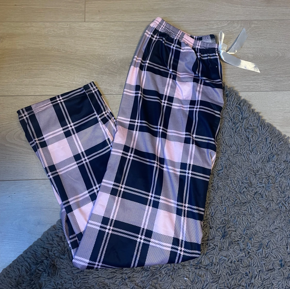 Rosa och svarta rutiga mjukisbyxor - 1