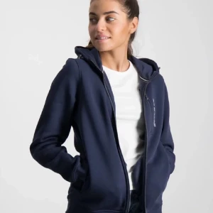 mörkblå sailracing zip hoodie - Snygg mörkblå sailracing zip hoodie. Nypris 999, säljer för 399, storlek 160 men passar mig som brukar ha xs/s i kläder 