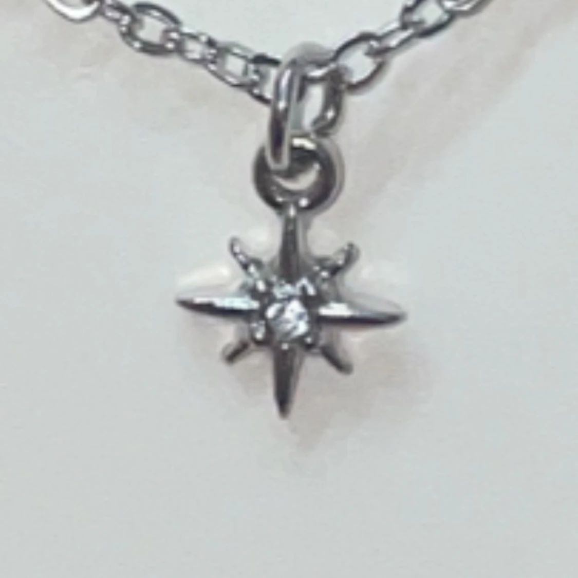 Silverfärgat halsband med stjärnhänge - 1