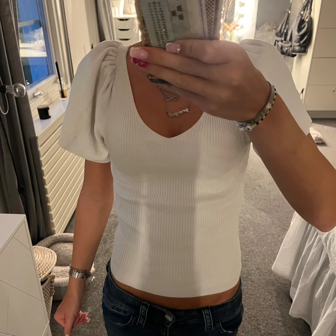 Vit ribbad topp med puffärm från ONLY