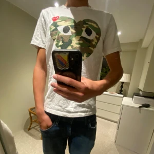 Vit Comme des Garçons Play t-shirt - Äkta play T-shirt storlek M men sitter mer som S 