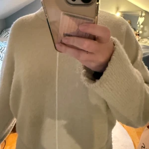 Zara stickad tröja - Superfin stickad tröja med fina detaljer från Zara!! Använd med fortfarande i fint skick. Ganska stor i storleken 