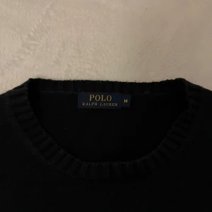 Mörkblå Ralph Lauren sweatshirt  - Jag säljer denna Raffe tröjan för att jag måste ränsa garderoben lite. Jag är runt 180cm/65kg och den sitter fint på mig 