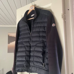 Mörkblå moncler cardigan  - Säljer en mörkblå moncler cardigan som har använts vid några tillfällen. Storlek S prislapp påse ingår. NFC funkar! Hör av er vid frågor och funderingar. 
