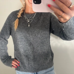 Stickad tröja - Säljer nu en jätte snygg stickad tröja från zara i ullblandning!❤️typ aldrig använd och bra skick, inte alls nopprig!❤️storlek s