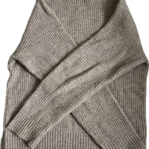 Beige stickad tröja från H&M - Säljer en SUPERMYSIG beige stickad tröja från H&M i storlek XS. Tröjan har ribbad struktur, rund hals och långa ärmar. Passar perfekt nu till höst och vinter ❤️
