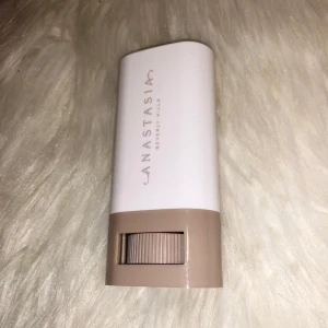 Anastasia Beverly Hills stick bronzer - Snygg stick bronzer från Anastasia Beverly Hills i en stilren vit och beige förpackning. Perfekt för att skapa en naturlig solkysst look och enkel att applicera tack vare den smidiga stickformen. Passar att ha med i väskan för touch-ups under dagen.