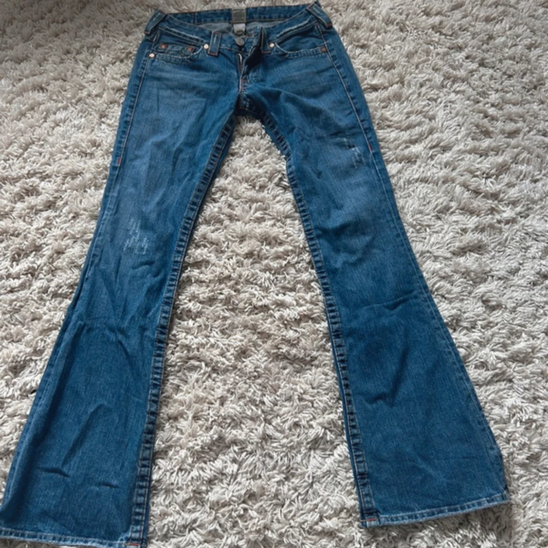 Blå bootcut jeans från True Religion - 1