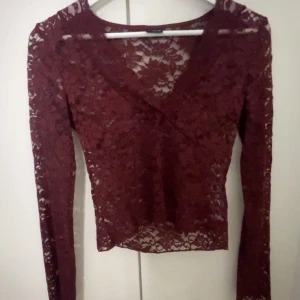 Vinröd spetströja från Gina Tricot - Säljer en vinröd, långärmad tröja från Gina Tricot i storlek S köpte den från en annan person från Plick men den var för stor för mig.