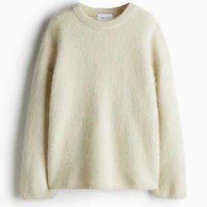 Mohair tröja H&M - andra bilden lånad! säljer min ljusgula/cremefärgade mohair tröja från H&M som inte längre säljs💛 den är använd typ 2 ggr och har sen dess bara hängt i min garderob! lite oversize