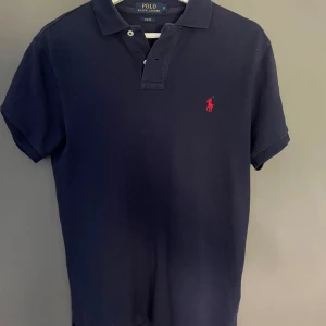 Ralph lauren piké  - Marinblå Ralph lauren piké | Skick 10/10 - Storlek: S - Nypris: 1400 - mitt pris:599 - skriv för frågor eller funderingar👍 pris kan diskuteras