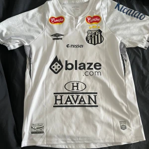 Santos FC Neymar Jr 10 vit matchtröja - Snygg vit Santos FC fotbollströja från Umbro med Neymar Jr och nummer 10 på ryggen. Helt ny