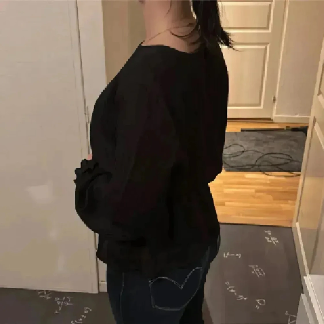 Svart blus med smockad midja - 2