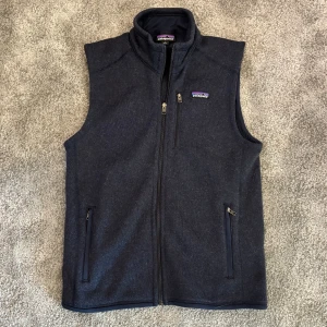 Patagonia Väst - Säljer denna snygga Patagonia västen i färgen mörkblå, perfekt nu till hösten! Västen är av 100% polyester och har en väldigt bekväm passform. Säljer då den inte passar mig längre. Västen är i väldigt bra skick och ser ut som ny! Nypris ligger på runt 1400kr‼️Tveka inte på att skriva om du har några frågor eller funderingar💯