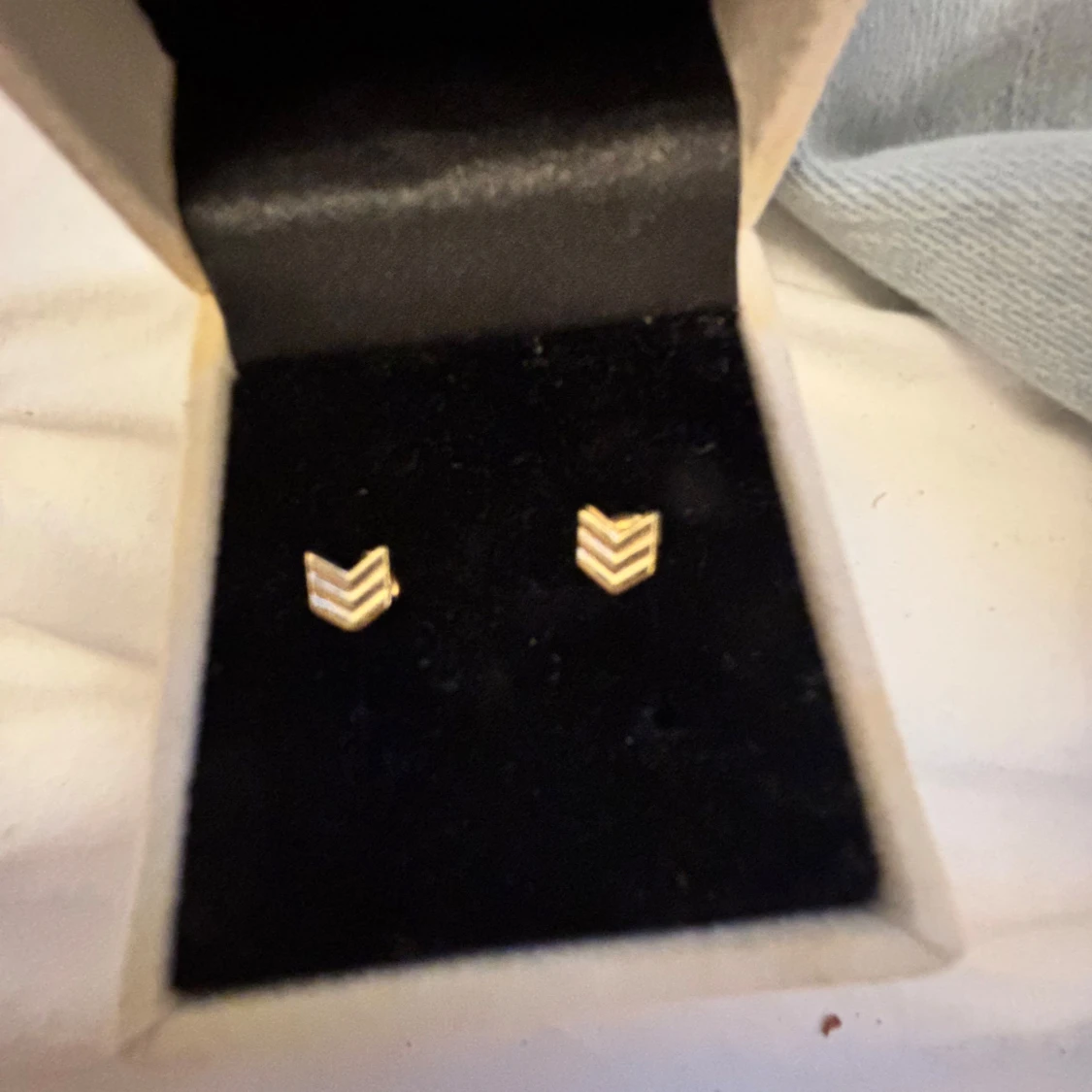 Guldiga chevron örhängen