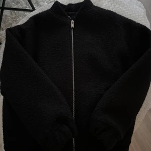Jacka - Jacka från Zara i lite teddymaterial i storlek S, aldrig använd. Finns inte kvar på hemsidan, ord pris 699:-