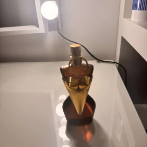 Jean Paul Gaultier Divine Parfym - Säljer en ikonisk Jean Paul Gaultier Divine parfym i form av en kvinnokropp. Har sprejat max 10 gånger. Alltså är den i princip helt ny köpt. Doftar super gott.                                                                     Nypris - 1090kr
