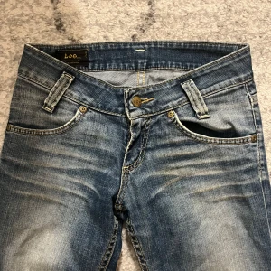 Blå bootcut jeans från Lee - Midja: 34 innerben: 76. Snygga blå jeans från Lee med bootcut passform och low waist💗
