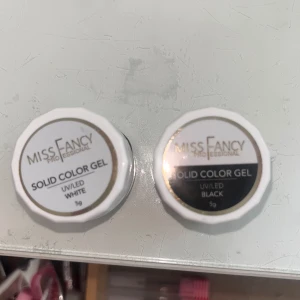Miss Fancy Solid Color Gel White & Black - Innehåller tpo, som salonger/dem som tar kunder inte kommer få använda från 1 september. Hemma brukare får köpa och använda, om du är intresserad gå in och kolla på mina andra färger också. man köper på egen risk. svarta är bara swatchad och vita är använd ganska mkt❤️