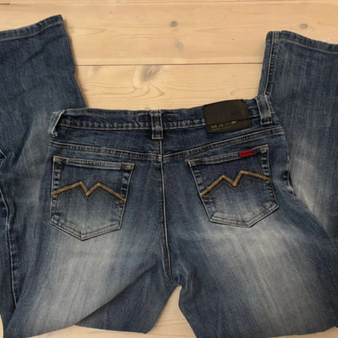 Blå jeans från M.A.P.P med broderade fickor