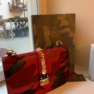 Röd camouflage axelväska Valentino - Jättefin väska från Valentino i rött camouflage!☺️