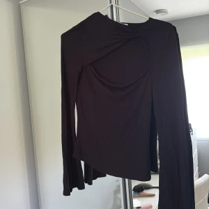 Svart tröja med fin detalj - Använt en gång😊
