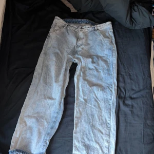 Ljusblå straight jeans - Straight legged jeans men råa ben(original design) aldrig använda. Storleken är XXL men passar som M/liten L