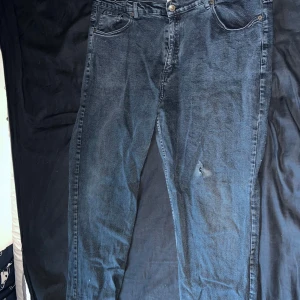 Straight fit jeans - Mörk blåa jeans som är många år gammla, har inte använts så mycket men har ett hål(vet ej om det är original designen 
