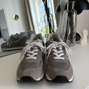 New Balance 574 sneakers  - Säljer ett par New Balance sneakers i storlek 38,5. Köptes online men tyckte tyvärr de va för små, därför har de bara använts en gång och är i nyskick! Köparen står för frakten. 