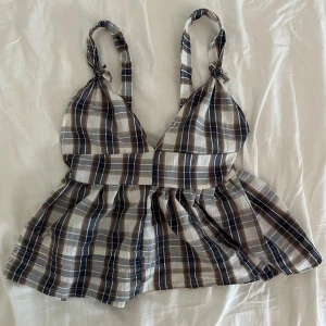 Rutig peplumtopp - 🦋Handsydd🦋Supersöt rutig peplumtopp i beige, blått och brunt med knytning i ryggen. 