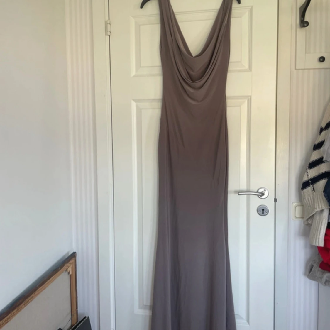 Grå långklänning från Design by si - 1