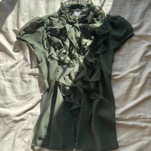 Blus  - Grön blus med volanger från Saint Tropez