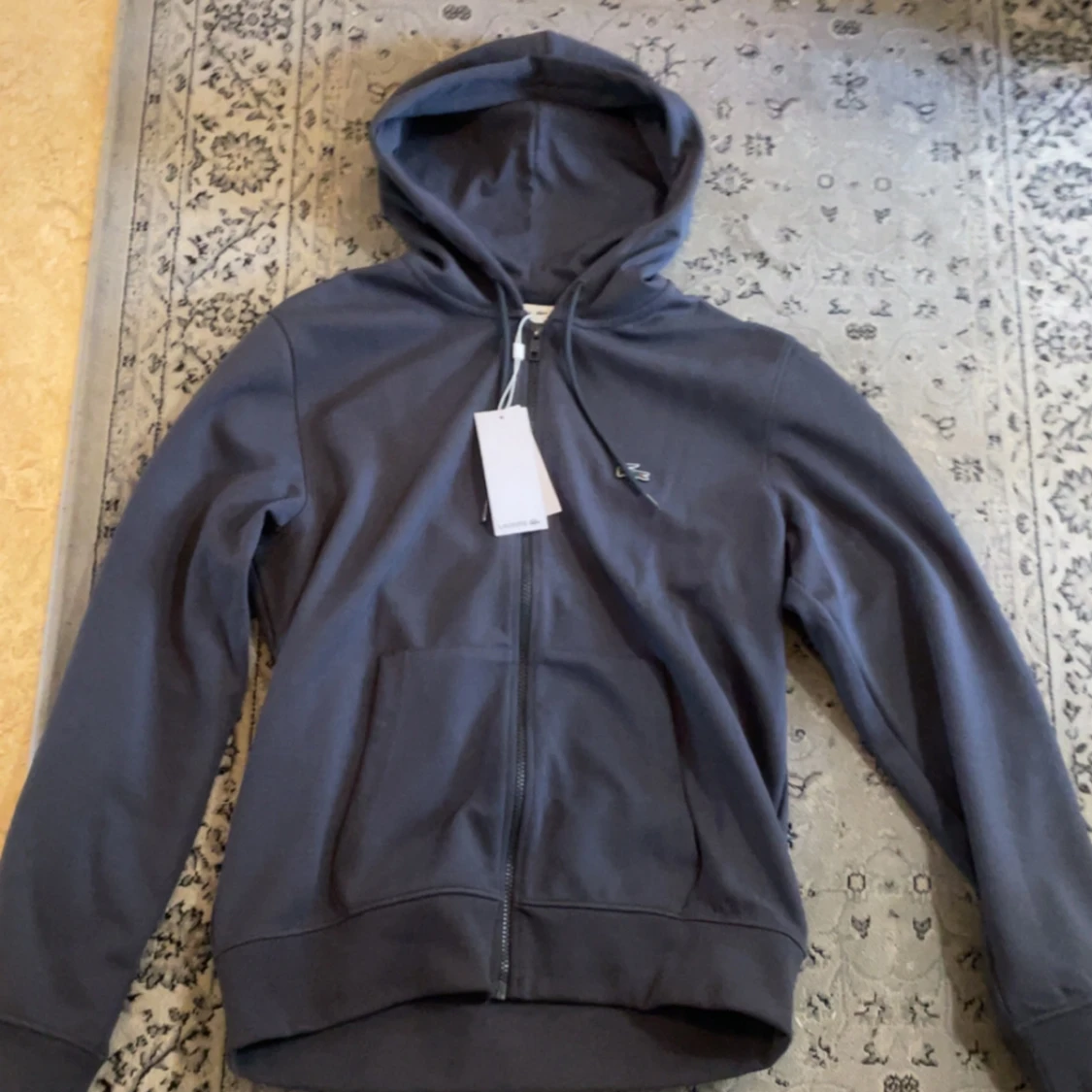 Mörkgrå hoodie från Lacoste