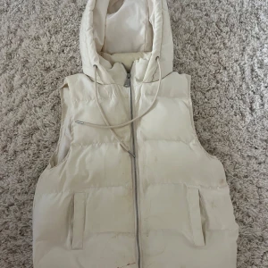 Vit dunväst  - Säljer en vit dunväst i storlek  L. 