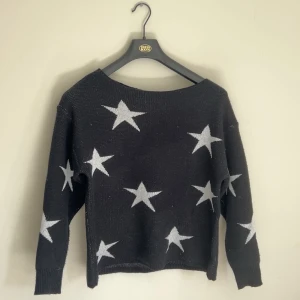 Svart stickad tröja med stjärnor - Svart stickad tröja med stora vita stjärnor över hela plagget⭐️