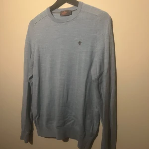 Morris 100% merinoull - Säljer en stilren ljusblå tröja från Morris i 100% merinoull. Tröjan har en liten broderad logga på bröstet och är perfekt för både vardag och fest. Den är långärmad och har en klassisk passform. Supermjuk och bekväm!