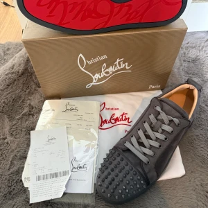 Grå Louboutn’s med spikar - Fetta och oanvända 